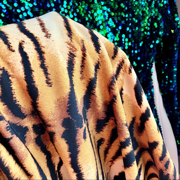 F21⚡️Tiger Print Crisscross Back Midi Dress_S(4-6) - Picture 6 of 8